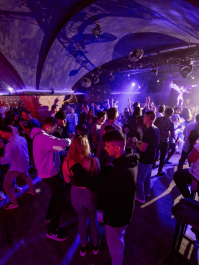 Klubbkveld i Praha - Nebe Club - bord med ubegrenset cocktails Praha