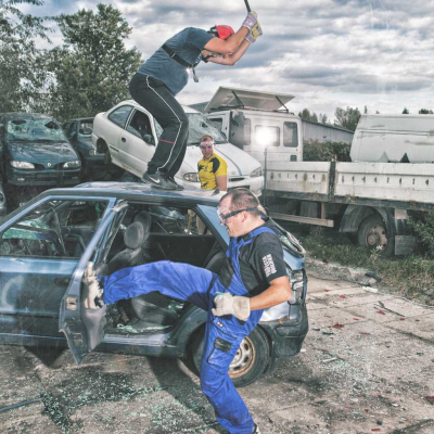 8pfVD1u0DqrGdZykxMAJk-car-demolition-prague-2.jpg image 5