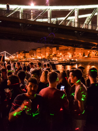 Partybåt og inngang på nattklubb Budapest