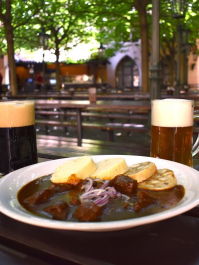 Gulasjmiddag på mikrobryggeri Praha