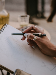 Nakentegning av jente Barcelona