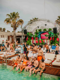 VIP-sofa på strandklubb (dagtid) Barcelona